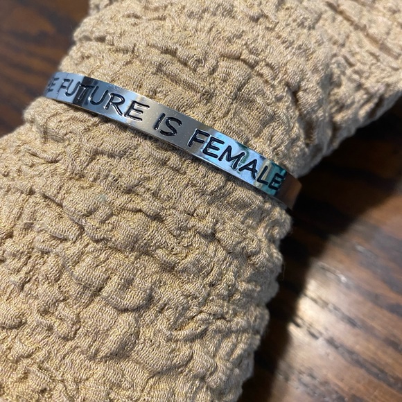 Slim cuff bracelet - Picture 2 of 3